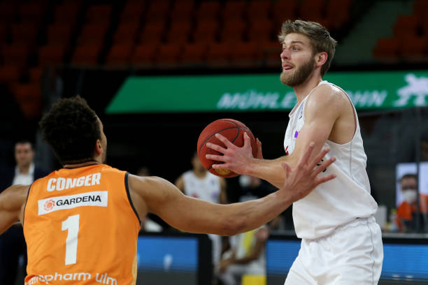 能够为前锋 能够为前锋